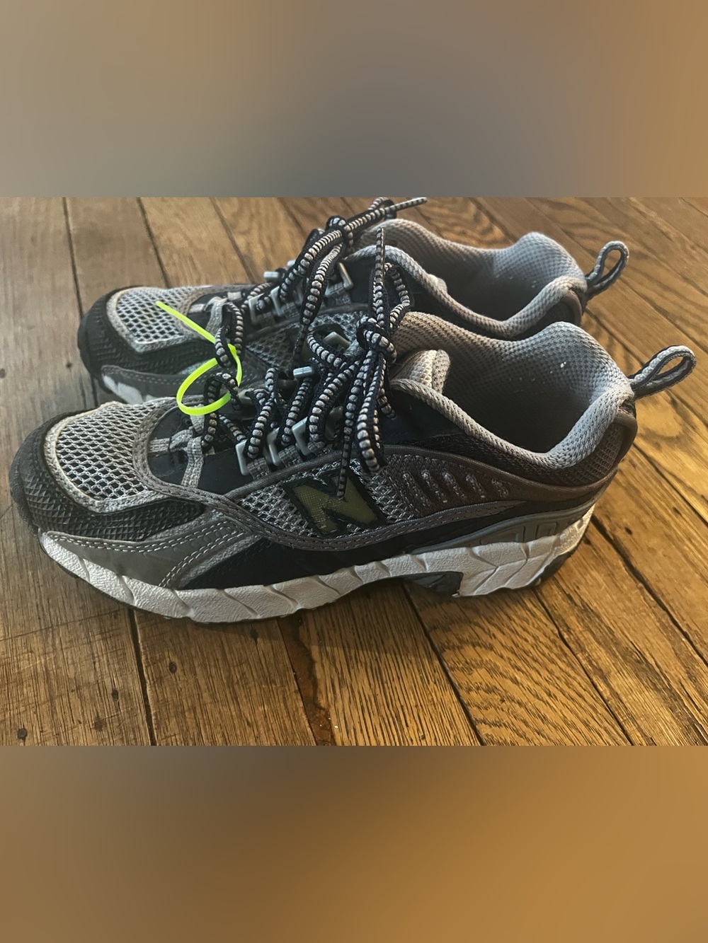 New Balance 805 All Terrain Trail Running Sneakers Gray Youth 1.5 EUC